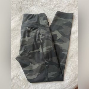 Athleta pocket camo leggings size S